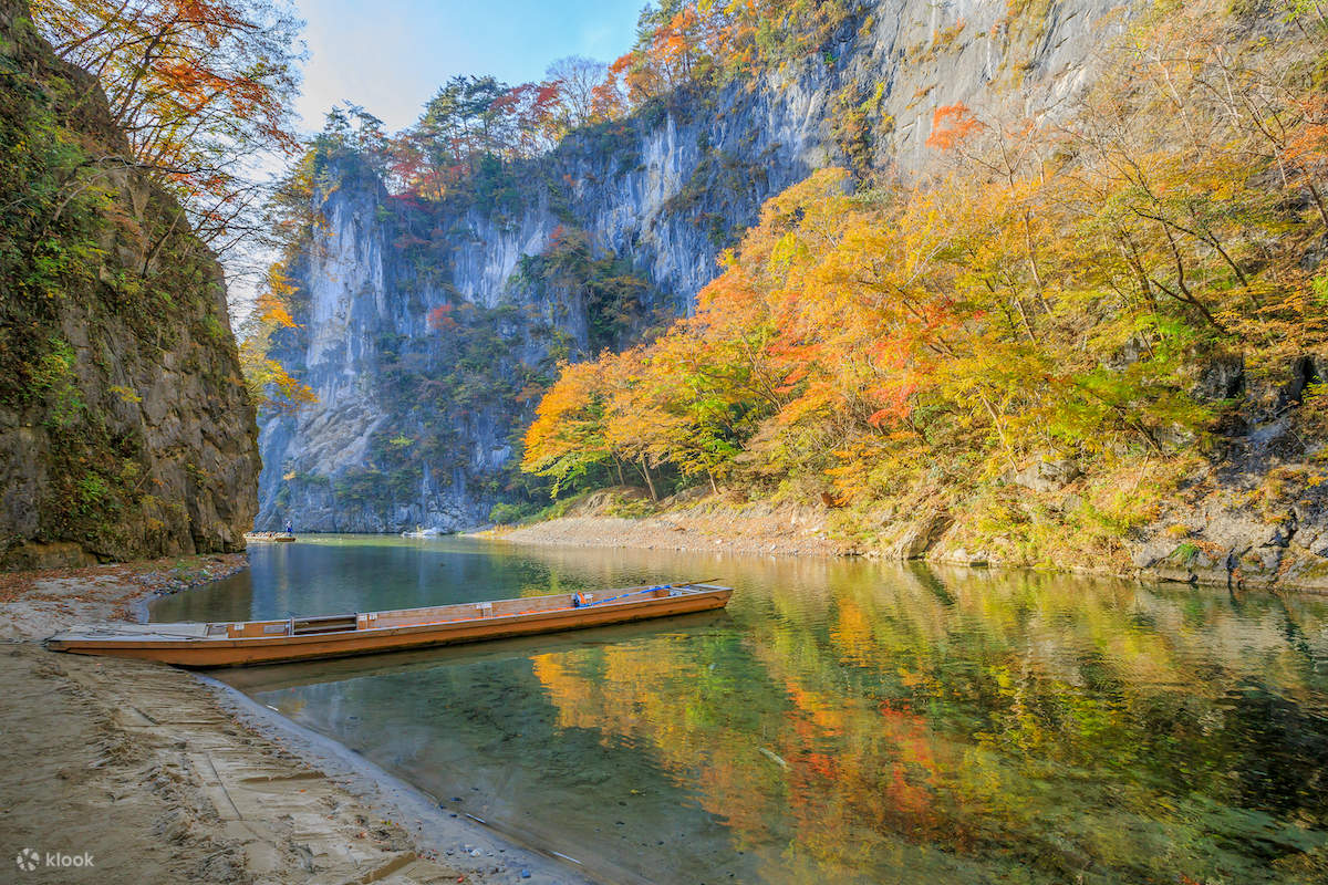 乘船游览盖壁峡谷 (Geibi Gorge) 的风景