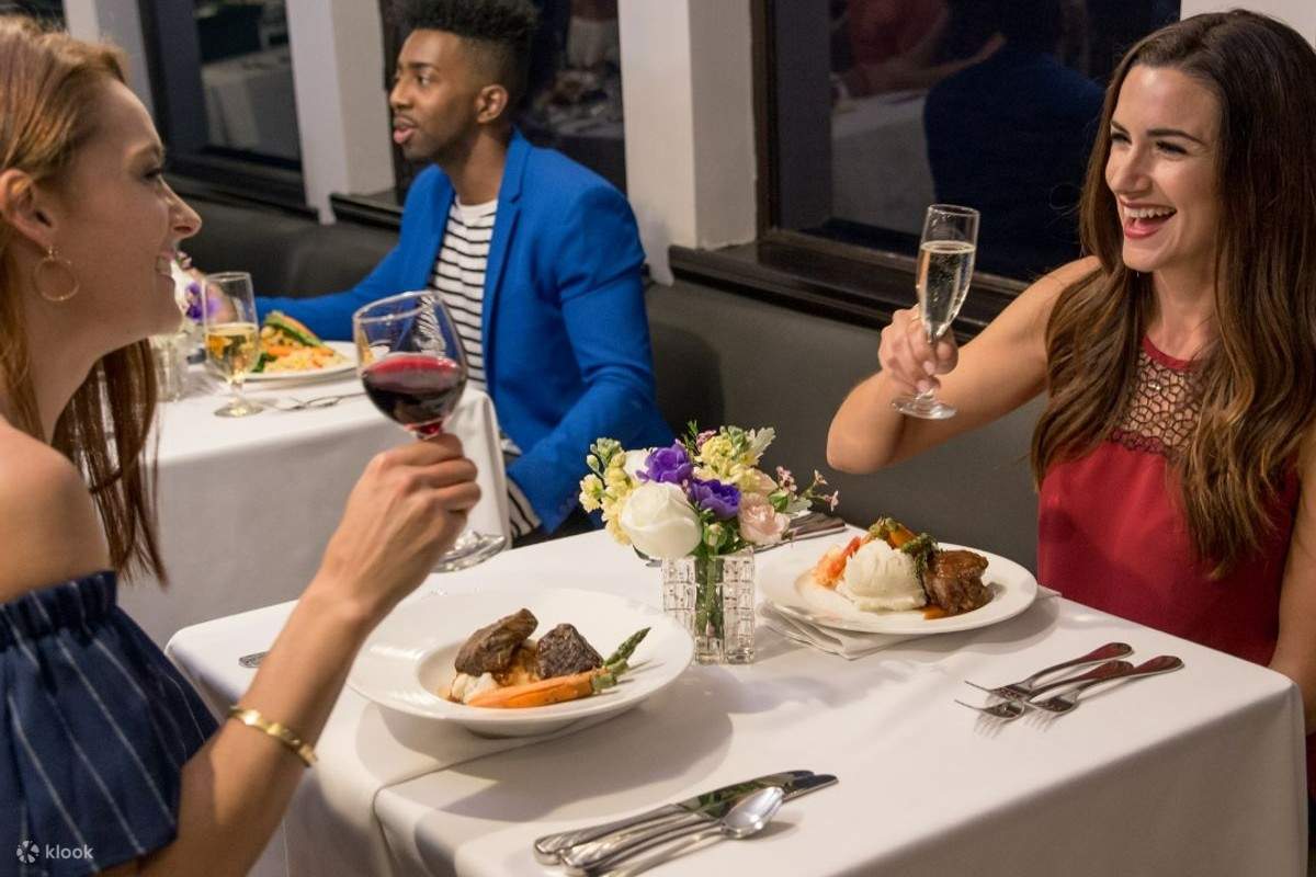 Huéspedes disfrutando de la cena en el crucero