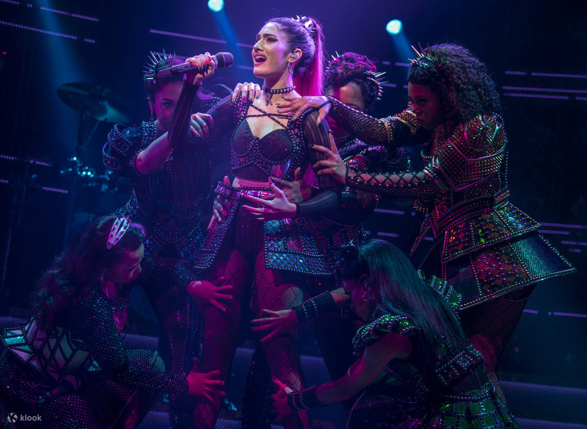 Plongez dans des costumes vibrants, une chorégraphie dynamique et un spectacle plein d'énergie qui redéfinit la narration historique