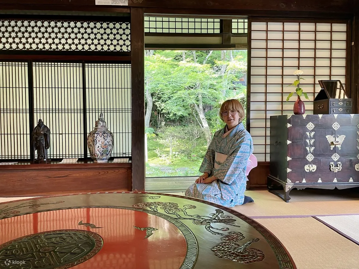 于日式房屋中的和服体验