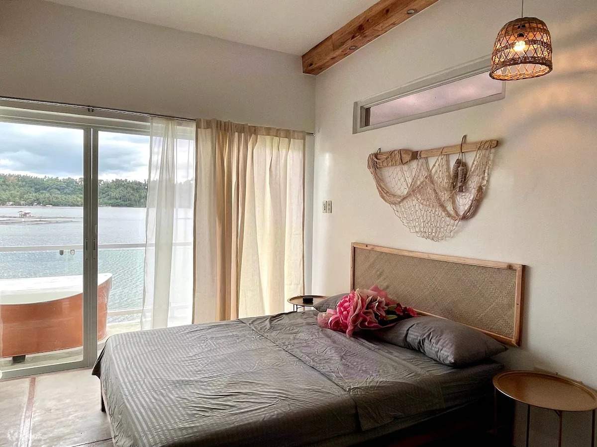 素朴な屋外専用バスタブ付きレイクハウス カシータ