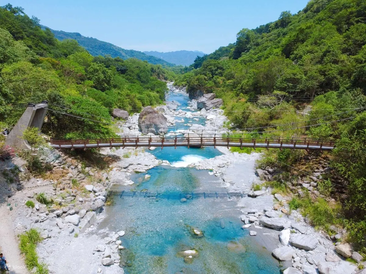 富源吊桥︱位于主步道终点，环溪步道2起点，横跨富源溪，连结富源溪南北岸，吊桥上可一览富源溪的美