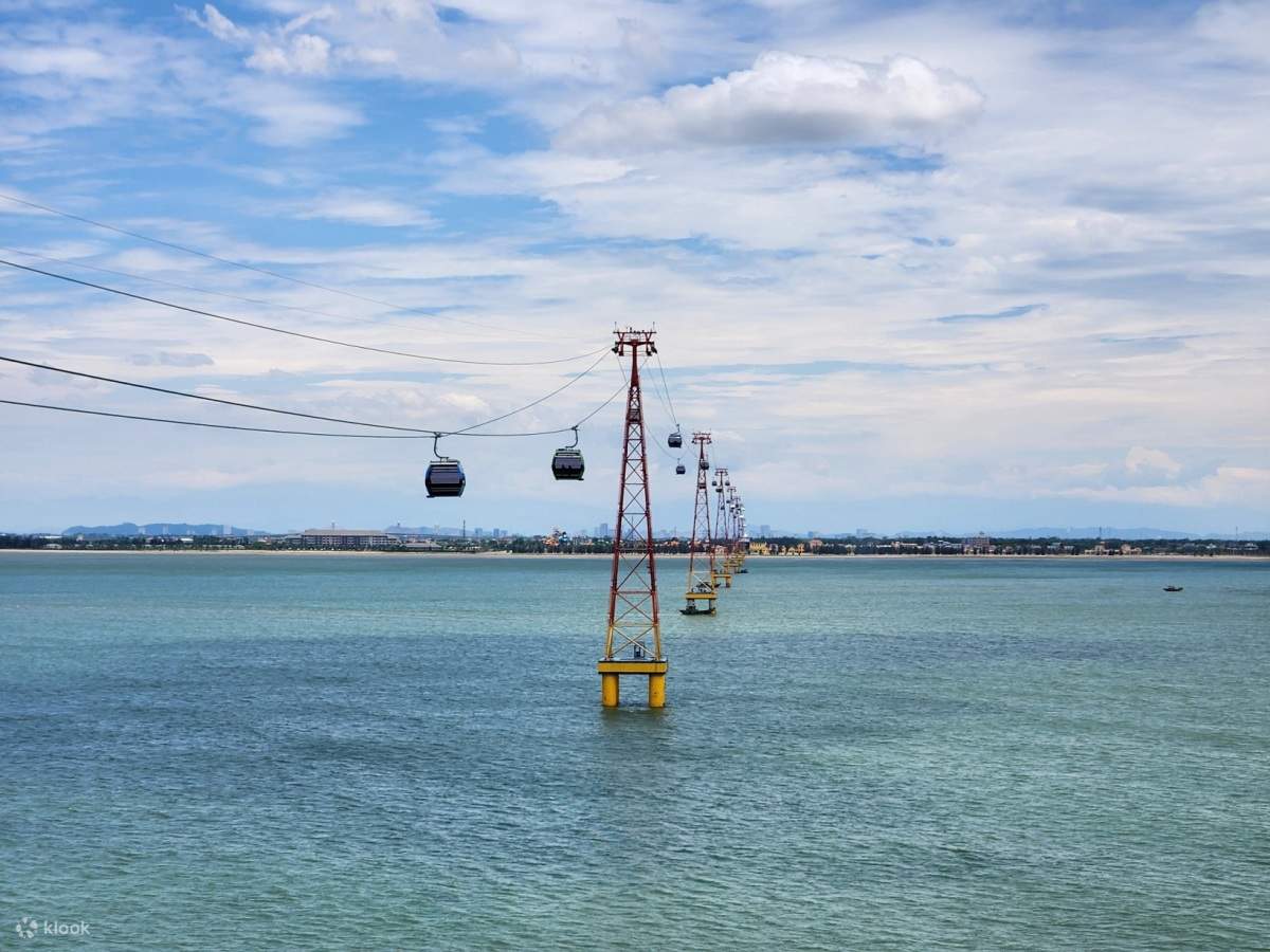 越南中北部地区首条也是唯一一条跨海缆车，全长3,520米，连接着岸上的主题公园和岛屿。