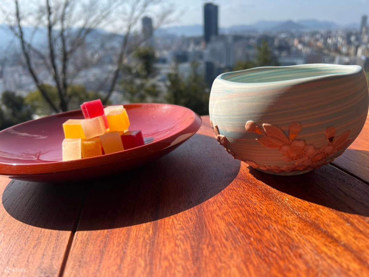 在行程亮點中，享受露天茶道，品嚐抹茶和甜點