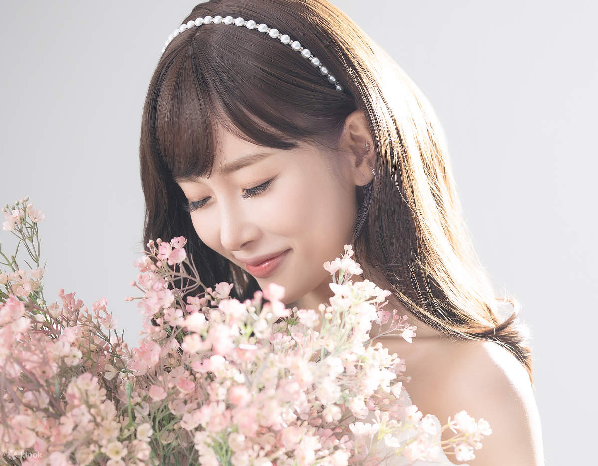 Selain itu, anda boleh menerima perkhidmatan solek dan sesi fotografi di ruang studio yang besar.