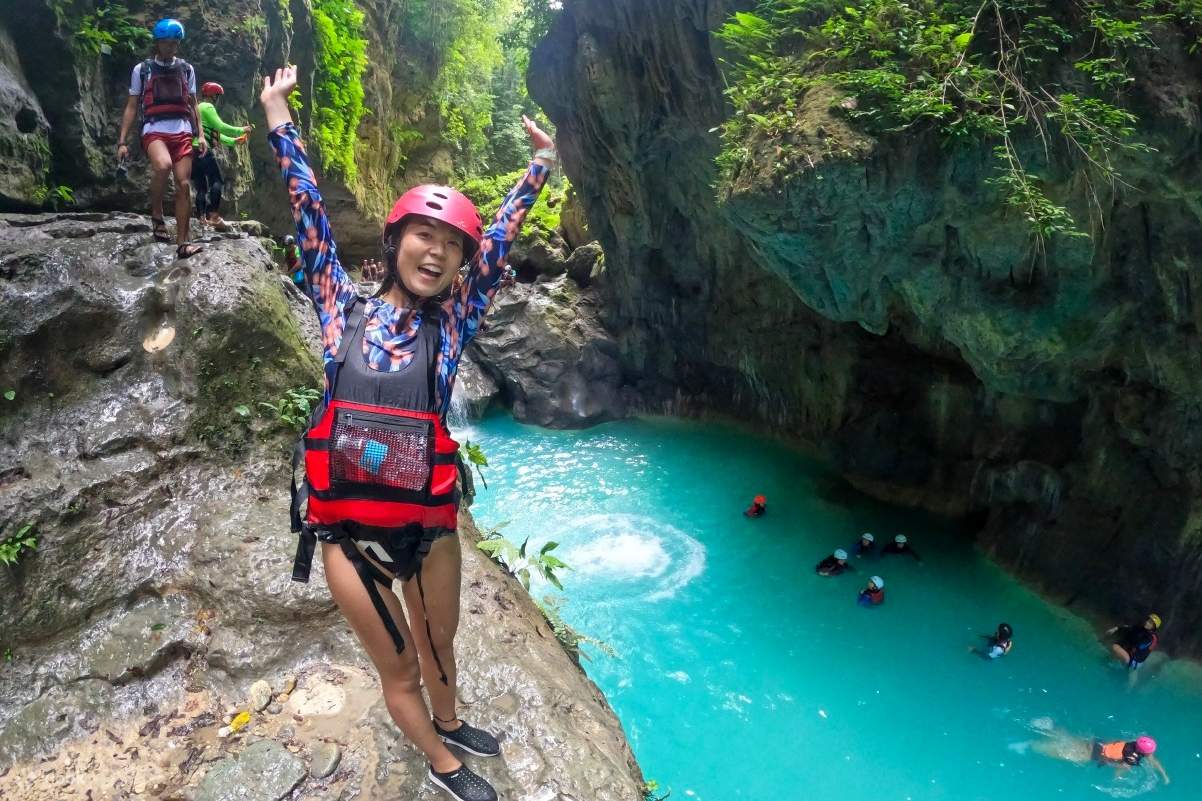 Bạn cũng có thể thỏa sức nhảy từ các điểm nhảy và đu dây Tarzan trên đường đi.