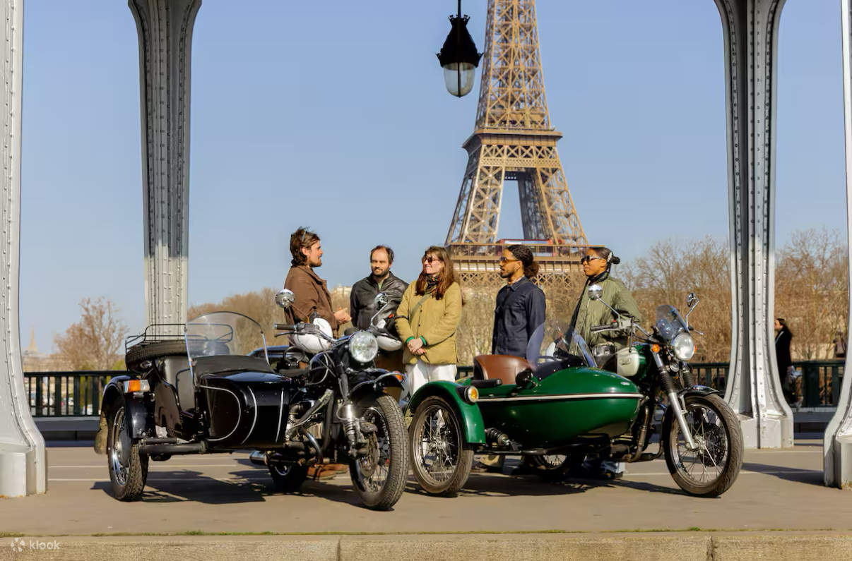 Photo stop with commentary in front of the Eiffel Tower