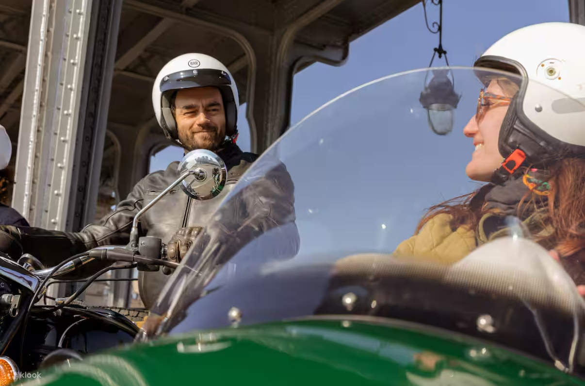 พนักงานขับรถของเราจะพาคุณเดินทางอย่างปลอดภัยและเพลิดเพลินไปทั่วกรุงปารีส