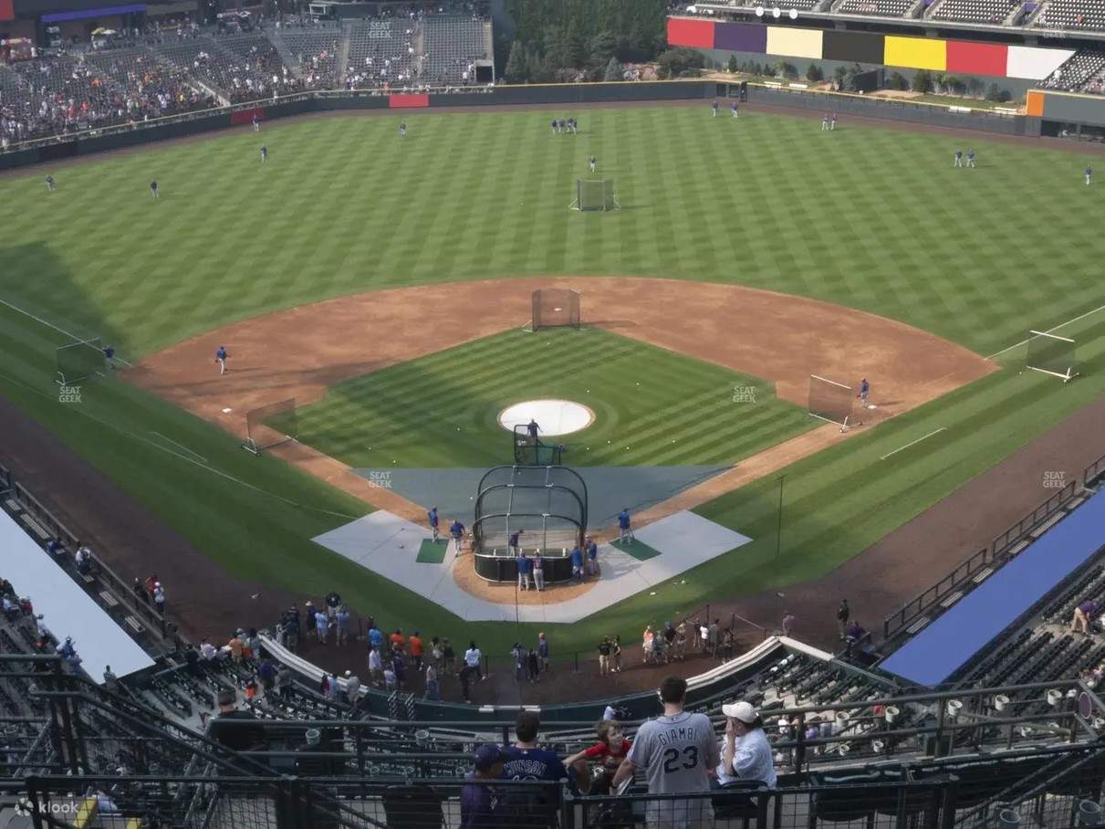 Tempat duduk di bagian dalam atas menawarkan perspektif panorama seluruh lapangan dengan harga yang terjangkau