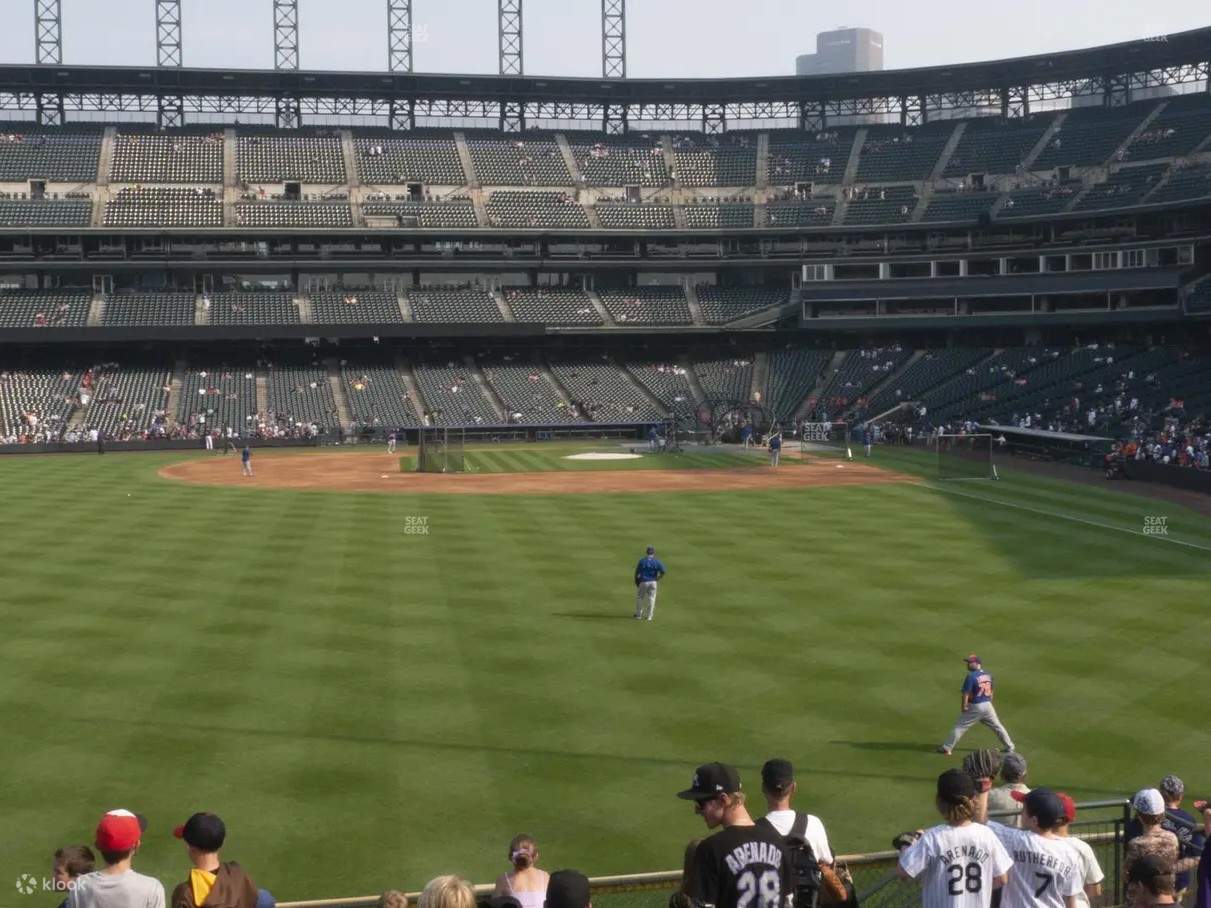 Tempat duduk di bahagian bawah menawarkan pemandangan dekat persembahan dengan keseronokan berada dekat dengan padang