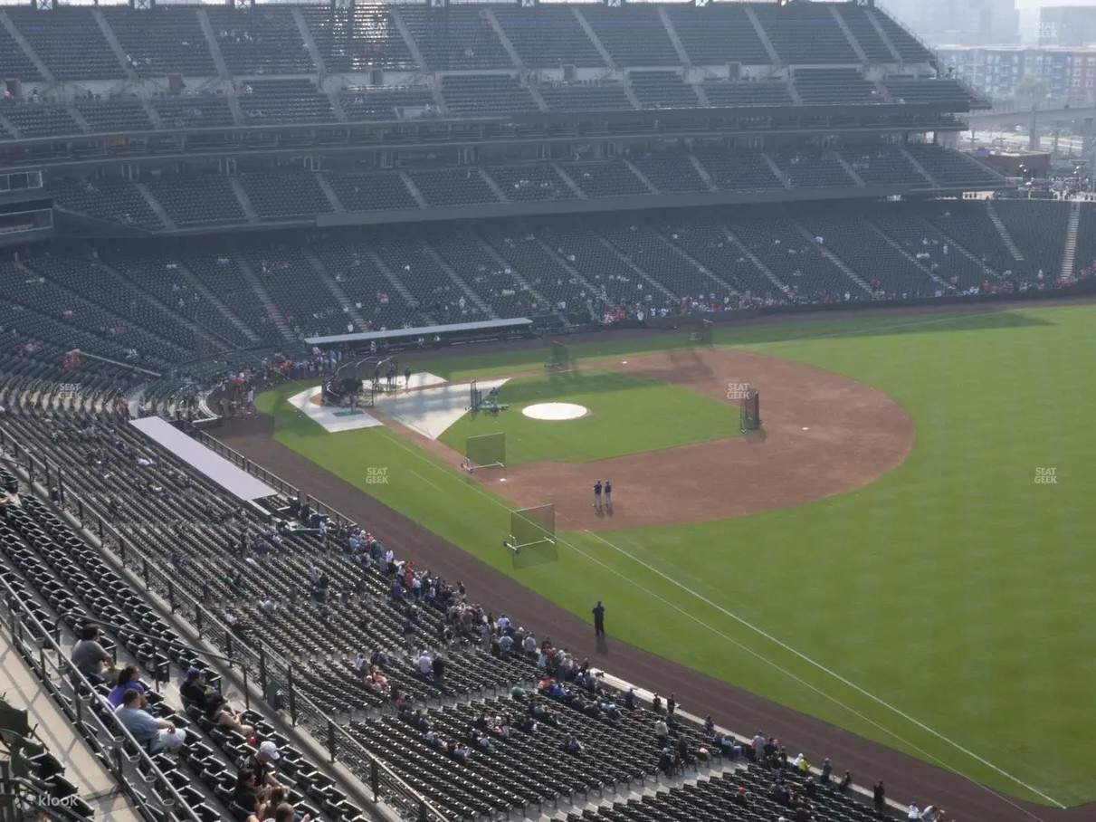 I posti a sedere esterni offrono un'atmosfera rilassata con ampie vedute della partita e dello stadio
