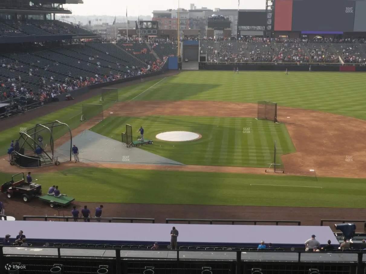Tempat duduk tingkat tengah menggabungkan sudut pandang yang luas dengan jarak yang selesa ke aksi
