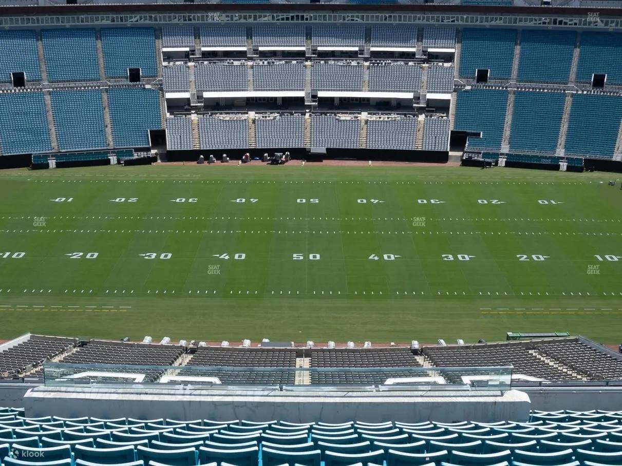 Tempat duduk Long Side Upper menawarkan tempat duduk tinggi di sepanjang lapangan untuk perspektif permainan penuh.