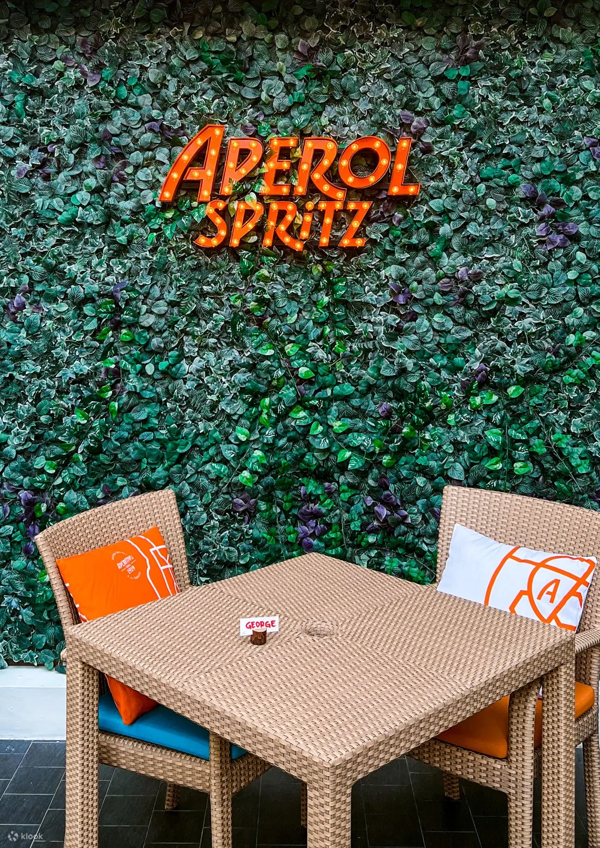 允许携带宠物的 Alfresco Hotel Indigo Garden 提供 Aperol Spritz