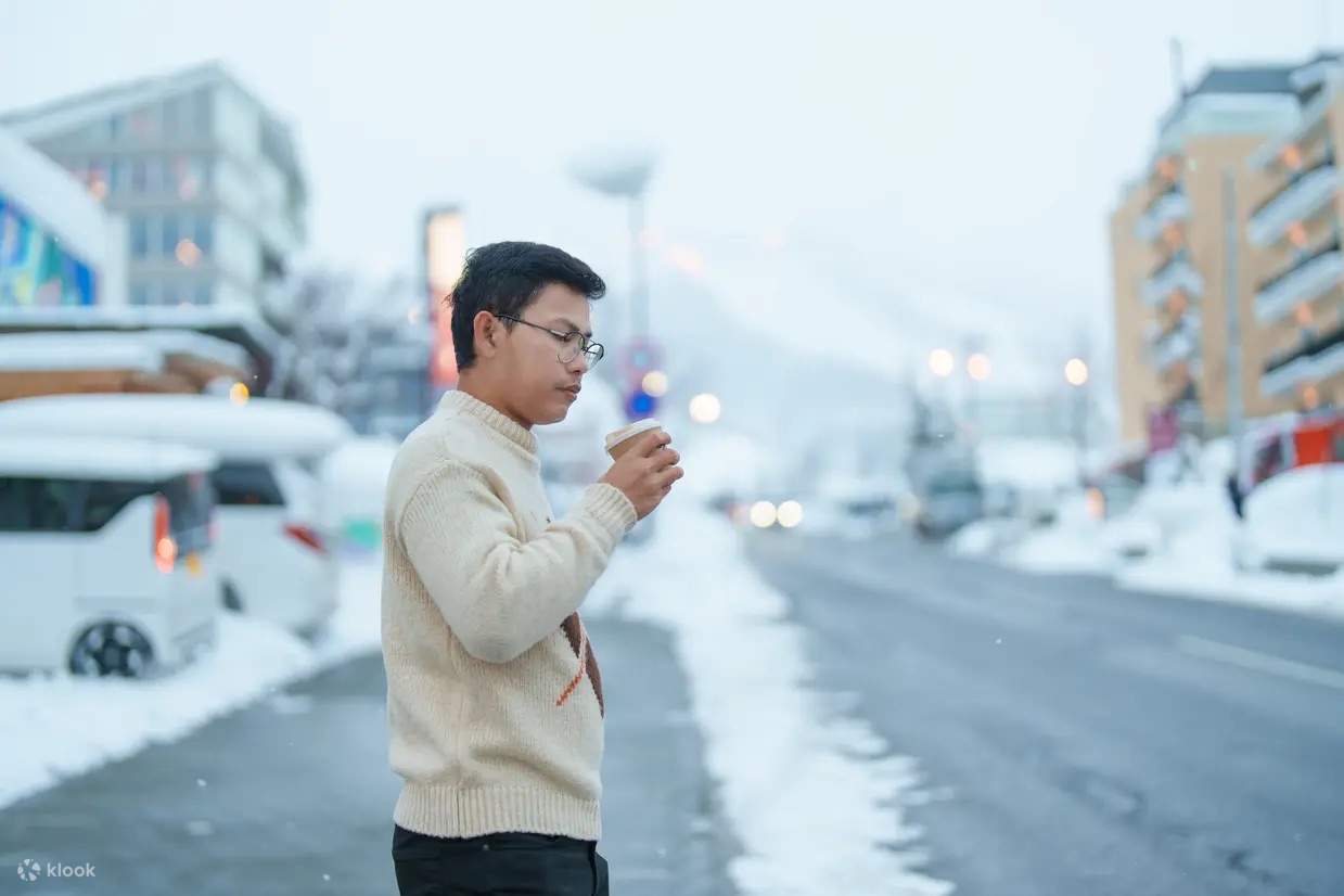 一名男子正在拍照