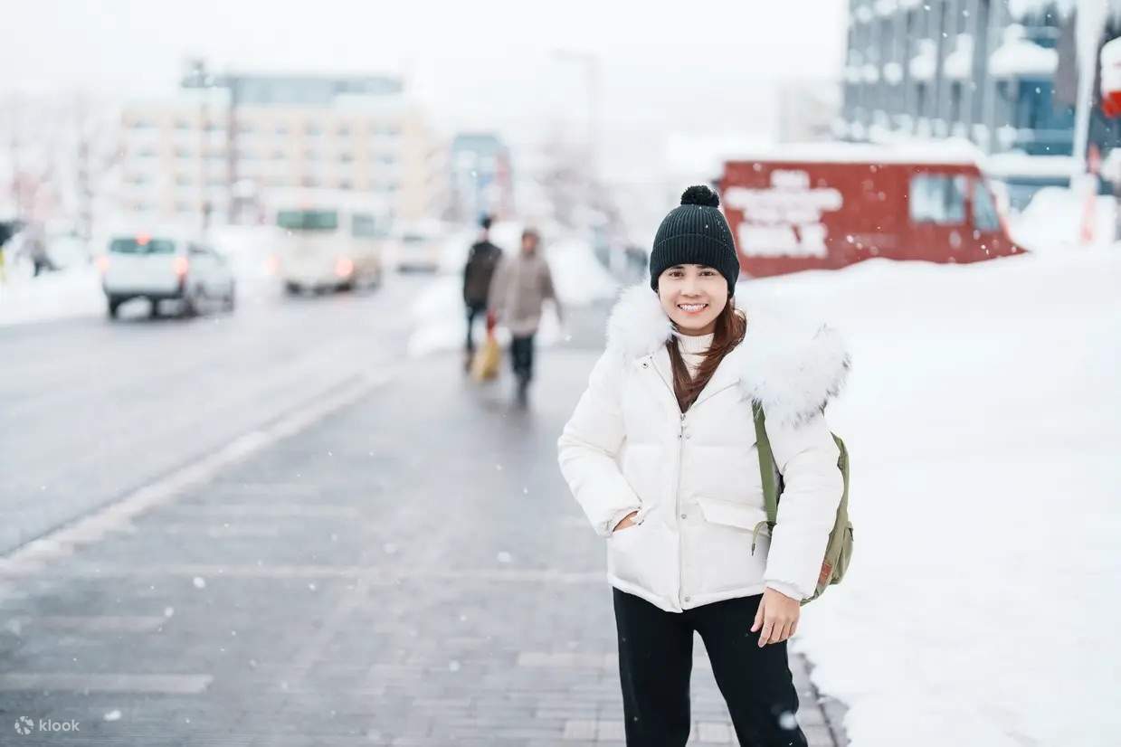 雪地里拍照的女人