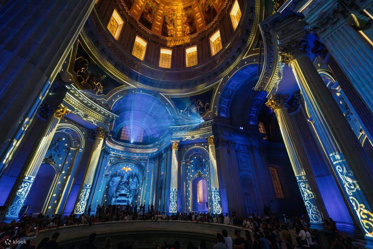 Ánh sáng xanh bên trong tòa nhà