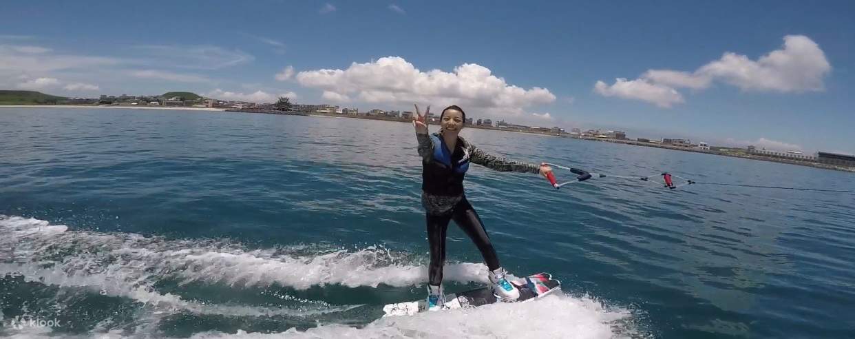 Frau beim Stand-Up-Paddling in Penghu
