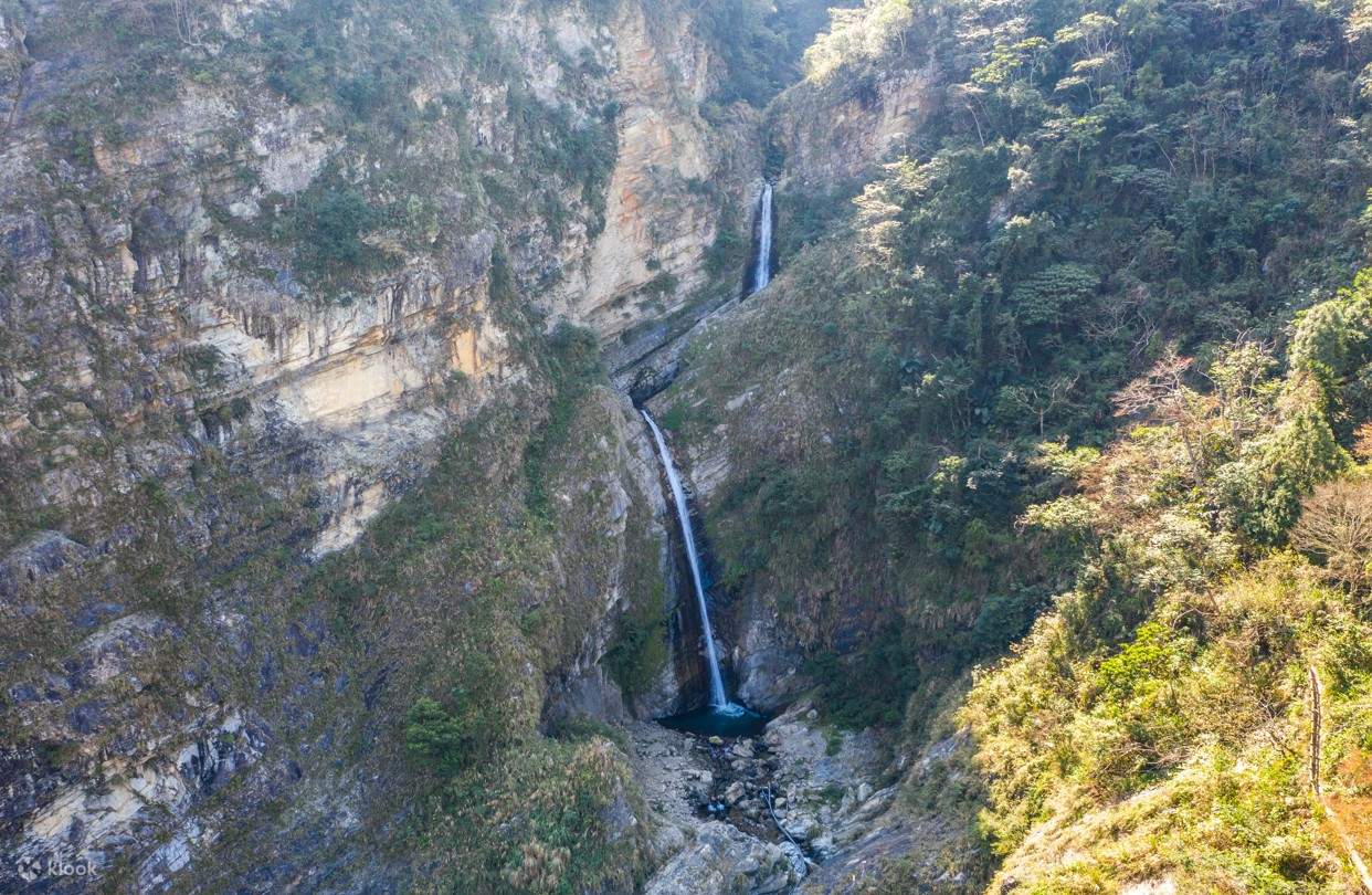 Pont suspendu arc-en-ciel des cascades Shuanglong