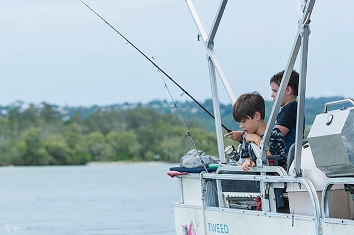 Les enfants s'amusent à pêcher. 