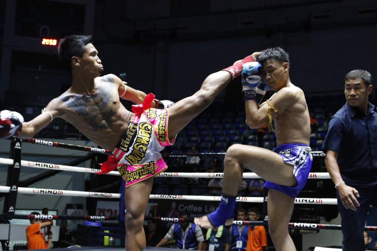 兩名拳擊手在 Lumpinee 拳擊場打拳