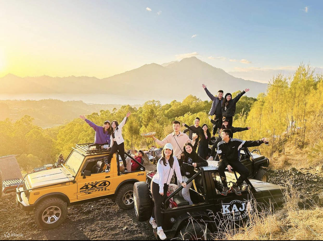Naik jeep bersama teman-teman di Gunung Batur