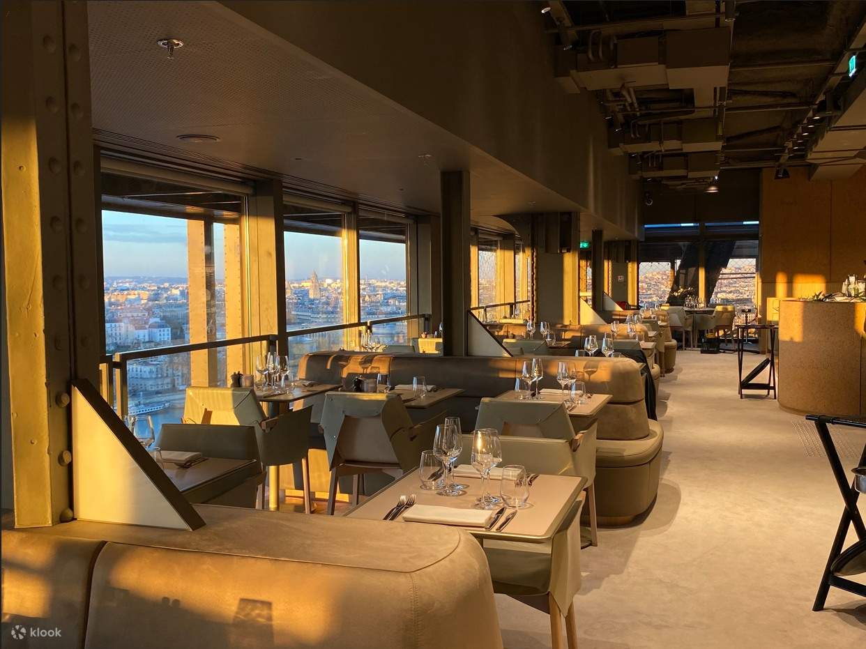 Abendessen im Madame Brasserie des Eiffelturms mit bevorzugtem Zugang