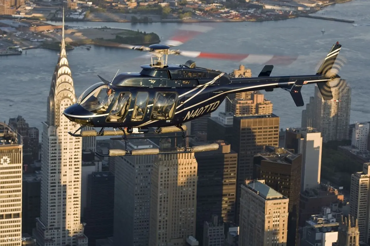 登上帝国大厦 (Empire State Building) 附近，鸟瞰曼哈顿 (Manhattan) 魔法岛的壮丽景色