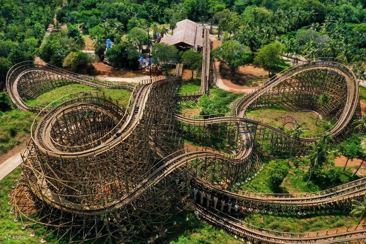 Roaring Timbers木质过山车