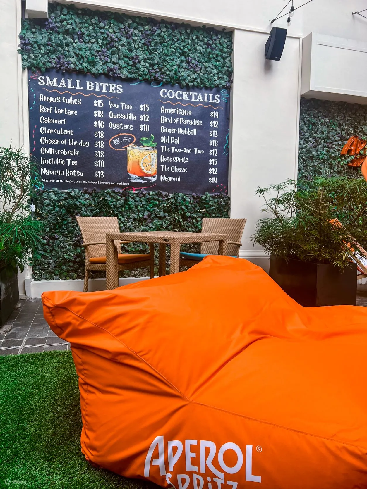 允许携带宠物的 Alfresco Hotel Indigo Garden 提供 Aperol Spritz