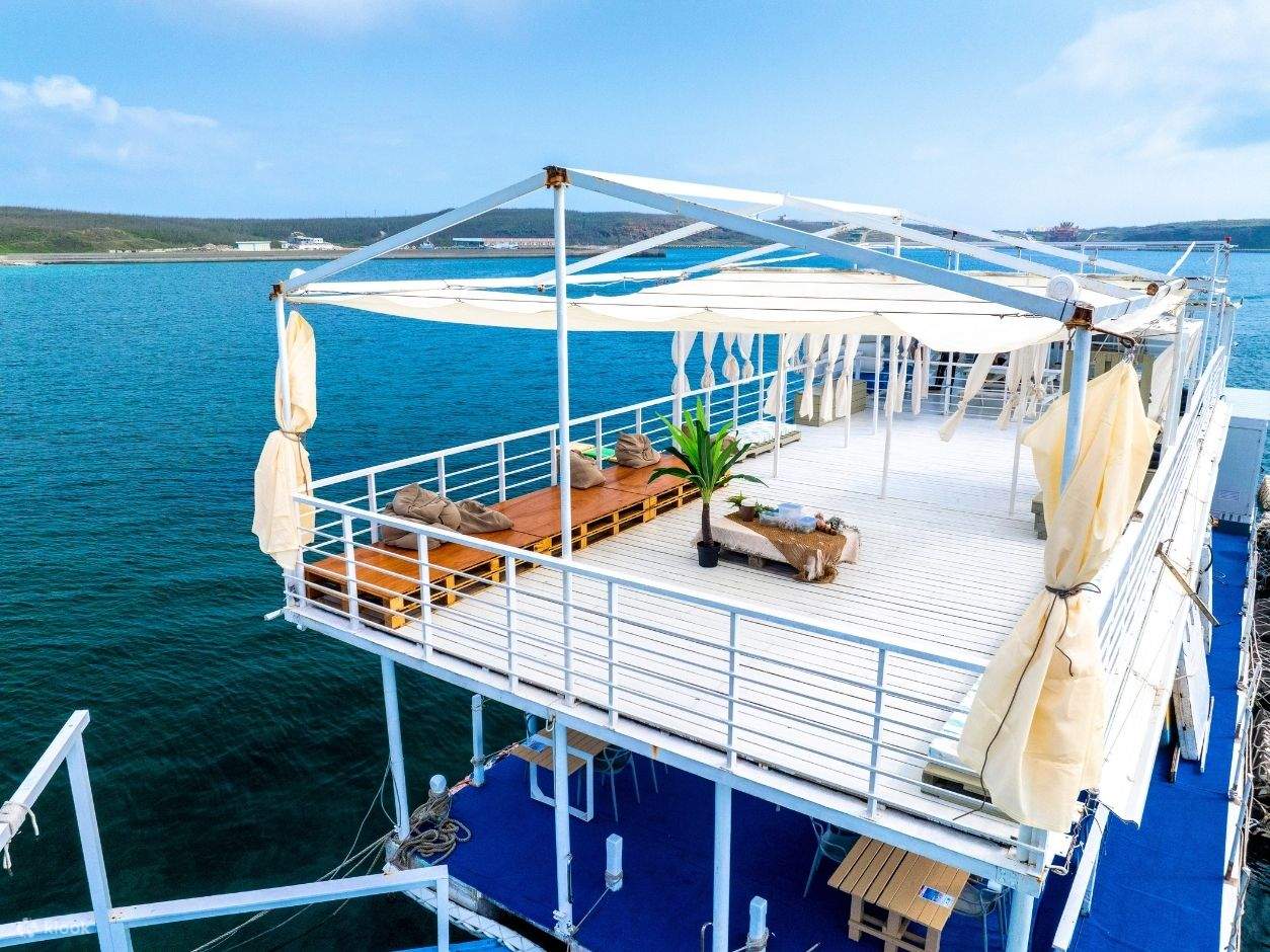 El único parque vacacional marítimo en la ruta sur de Penghu, ubicado en el centro del mar, con un diseño abierto de dos pisos de 360°. La 1ª planta cuenta con una cómoda zona de sombra, y la 2ª planta con un pabellón al aire libre para disfrutar de las i