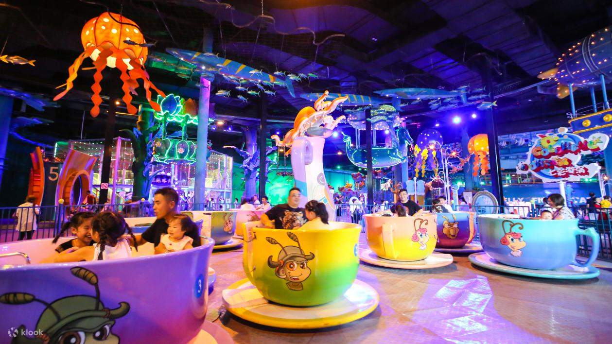 알록달록한 세상에서 핸들을 잡고 돌리면 컵이 점점 더 빠르게 회전합니다. 영원히 쫓아 잡아보세요!