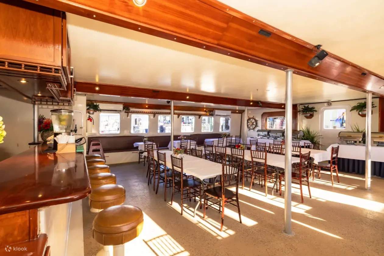 Насладитесь закатом в Ки-Уэст, ужиная на палубе по системе «шведский стол».