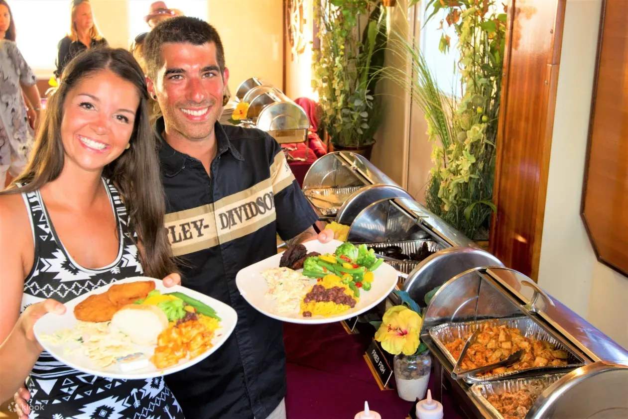 Поднимите тост за закат с освежающими напитками и вкусным ужином на борту