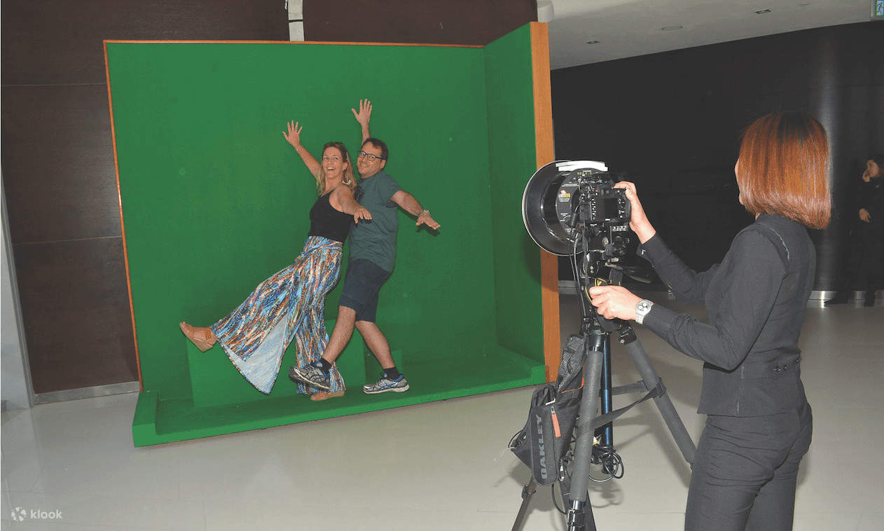 Couple prenant une photo devant un écran vert