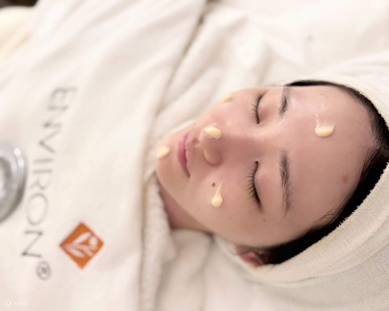 Tư vấn cá nhân hóa và chăm sóc theo yêu cầu, cung cấp các giải pháp hiệu quả cho các loại da và thay đổi độ tuổi khác nhau.