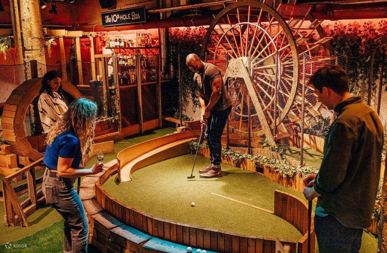 Experiencia de minigolf Swingers con bebidas y comida callejera opcionales