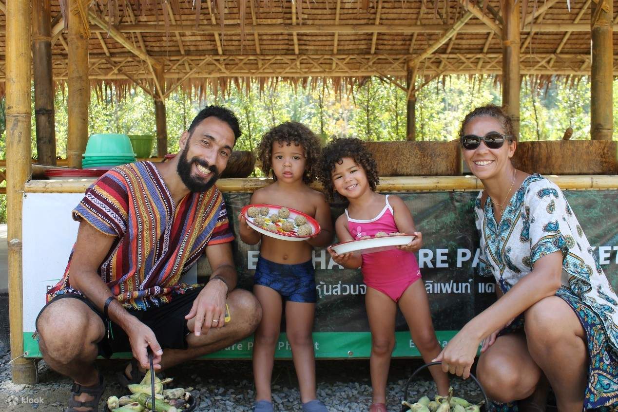 2 bambini che tengono dei piatti e un uomo e una donna che posano