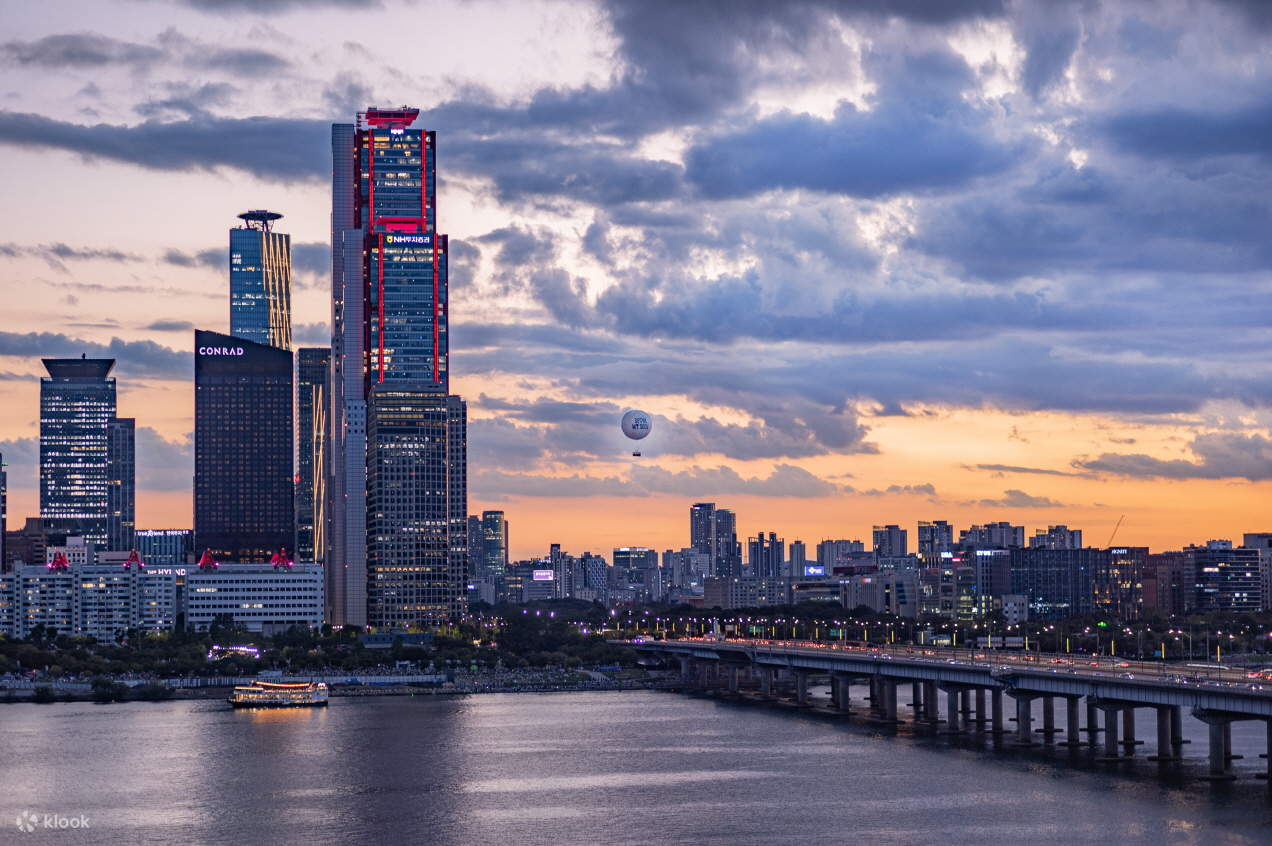 Совершив поездку на SEOULDAL, вы сможете не только насладиться потрясающим видом на ослепительный ночной пейзаж Сеула, но и увидеть сам SEOULDAL издалека, который станет прекрасной частью силуэта Сеула.