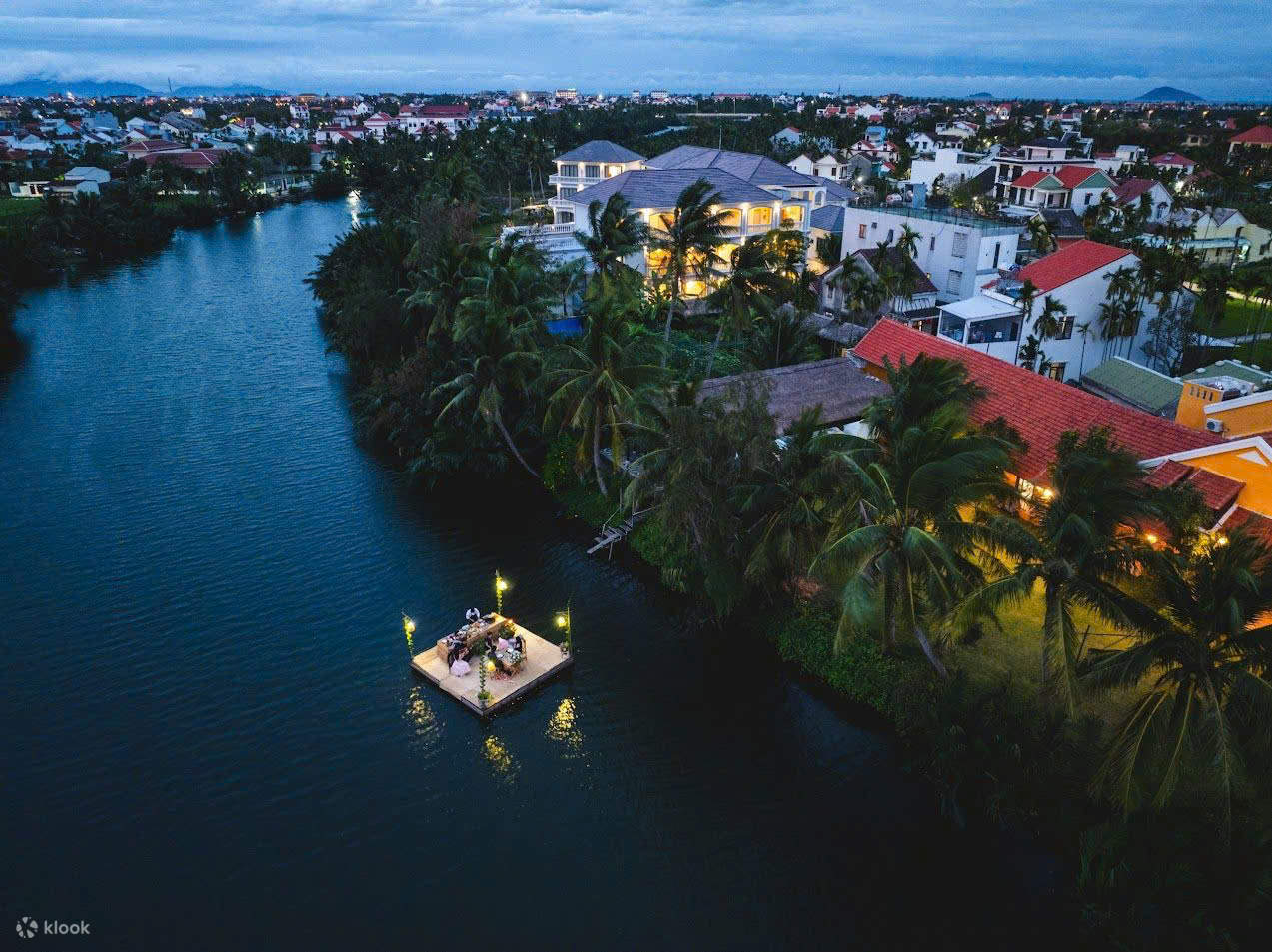Pengalaman Makan di Rakit Bambu dengan Matahari Terbenam & Naik Perahu Keranjang di Hoi An