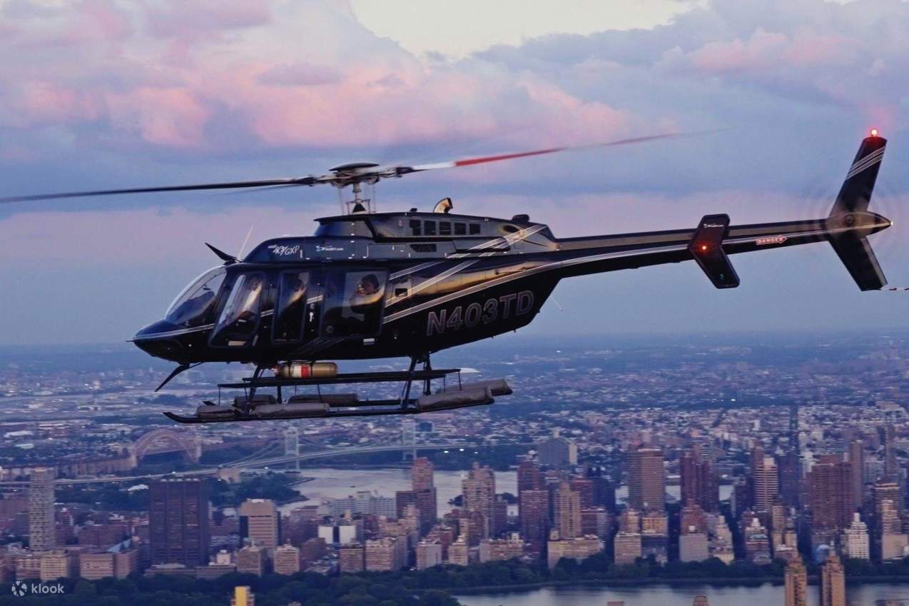 Saksikan peralihan magikal Bandar New York pada waktu senja dari helikopter