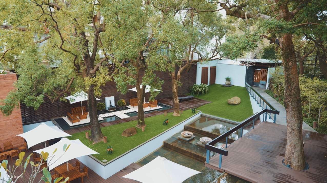 Villa 32 입구 정원