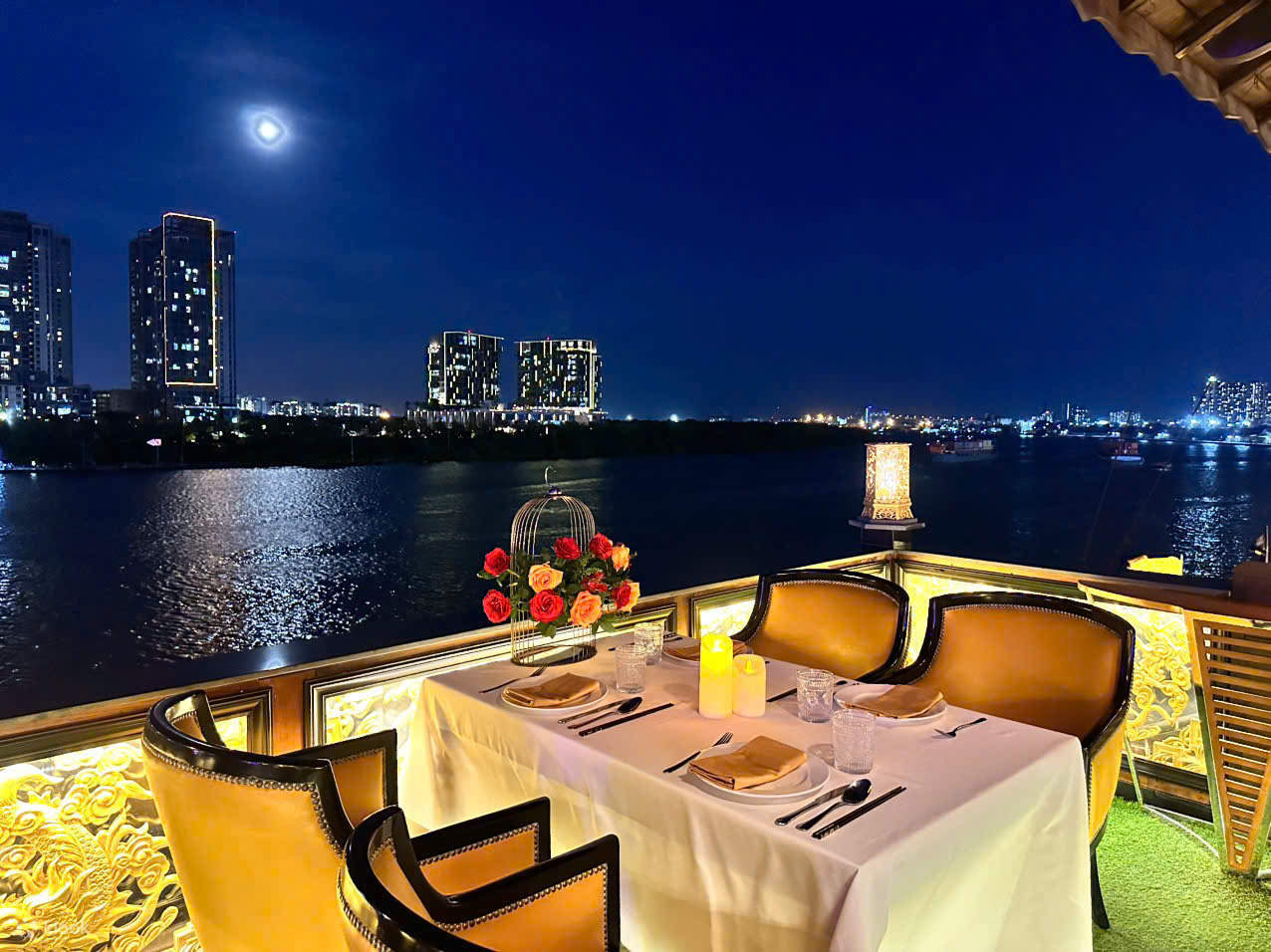 사이공 강 엘리사 플로팅 레스토랑에서의 식사 경험