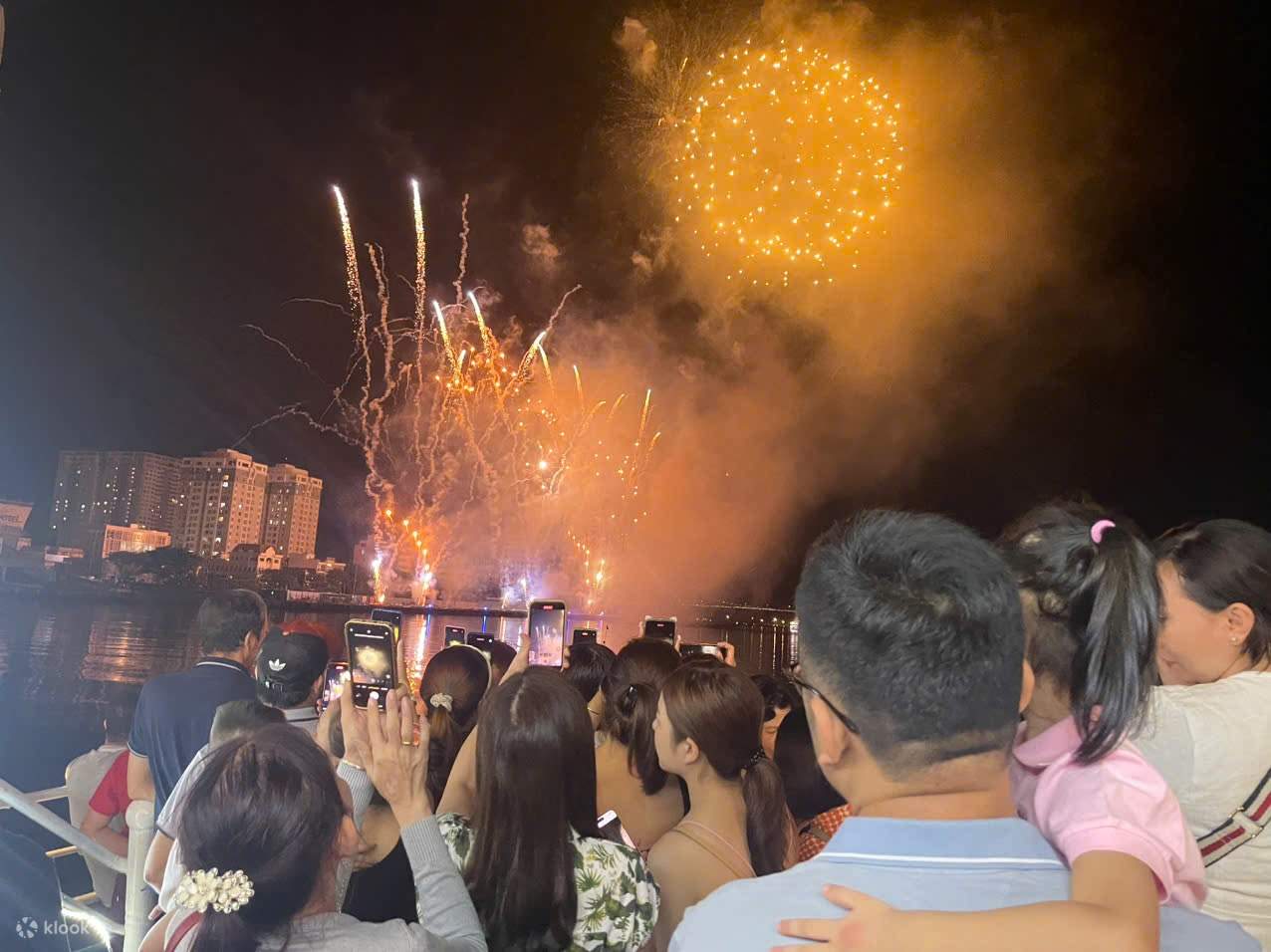 Menikmati Sungai Han di malam hari dengan Phu Quy Cruise di Da Nang