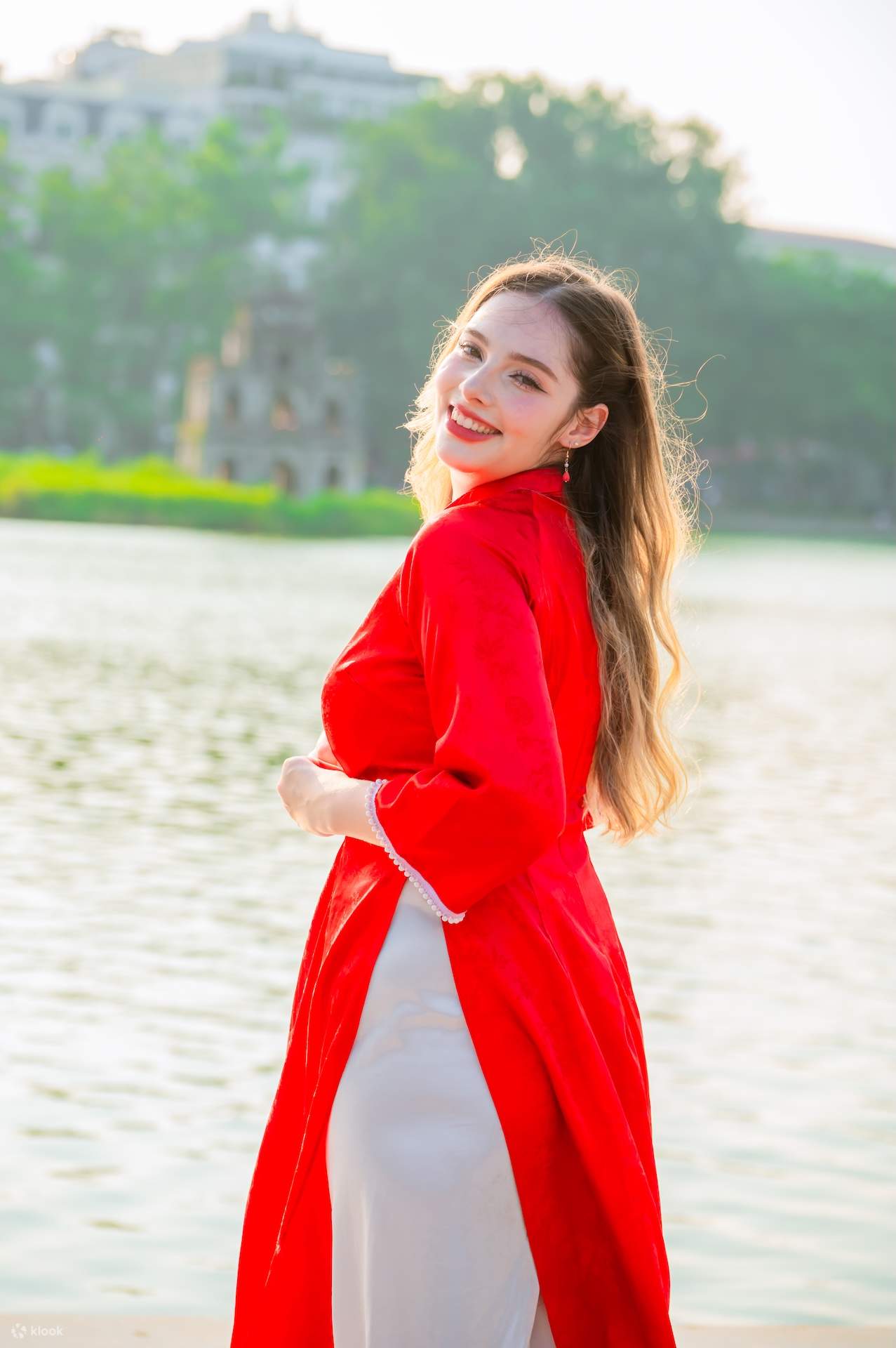 Ao Dai Verleih & Professionelles Fotoshooting in der Altstadt von Hanoi 