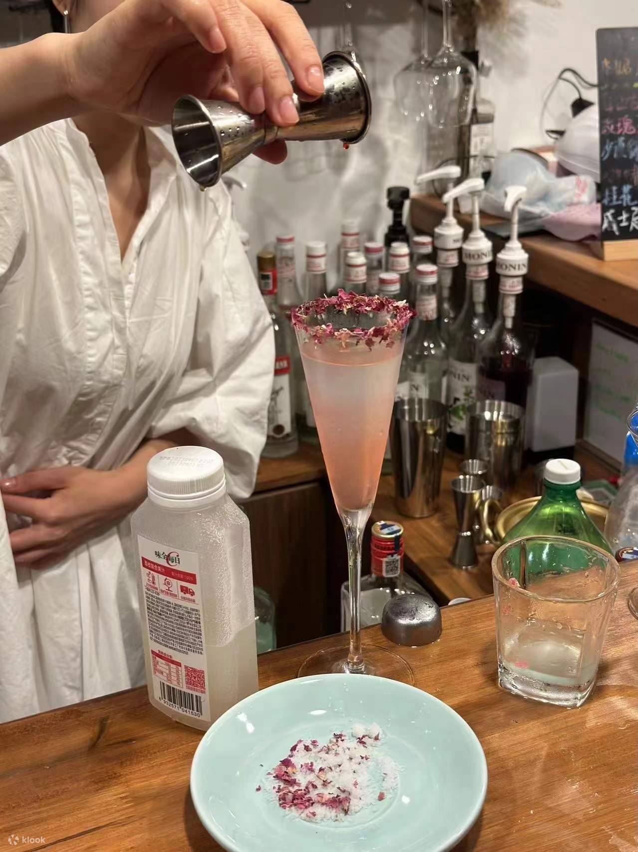 Belajar membuat koktail dan bersosialisasi di bar tepi jalan Yongjia Road