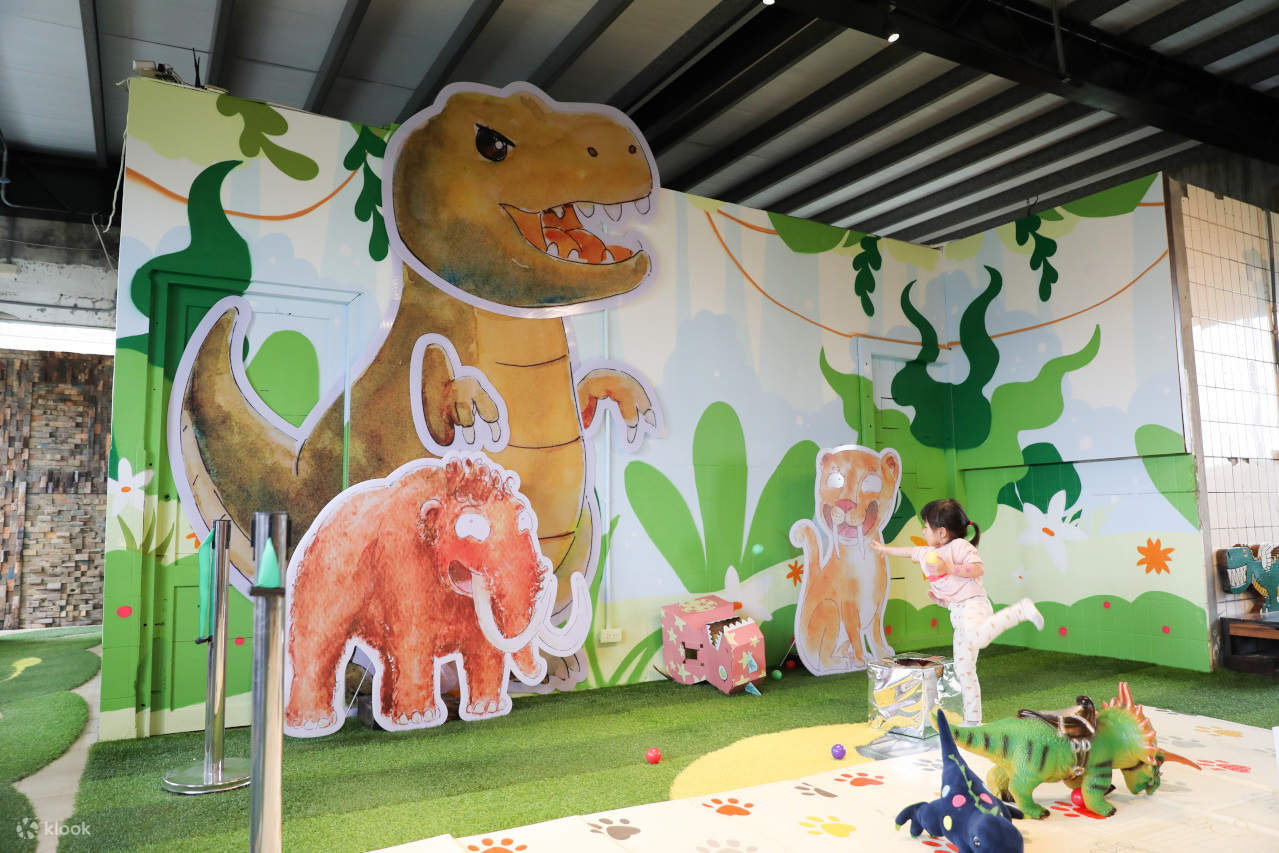 Tiket Masuk Robert Y Kota Seni Impian Gila - Runtuhan