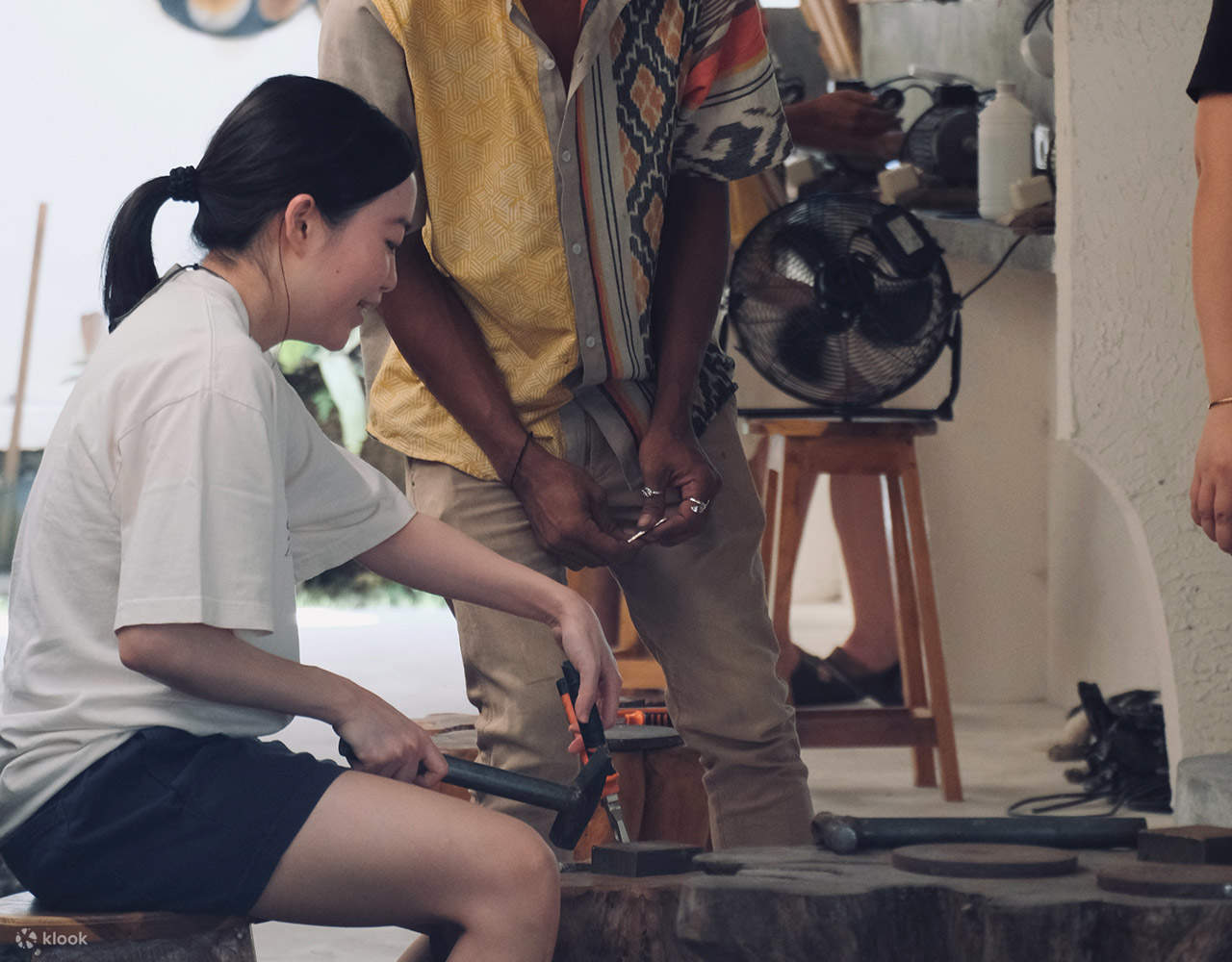 seorang wanita di bengkel perak