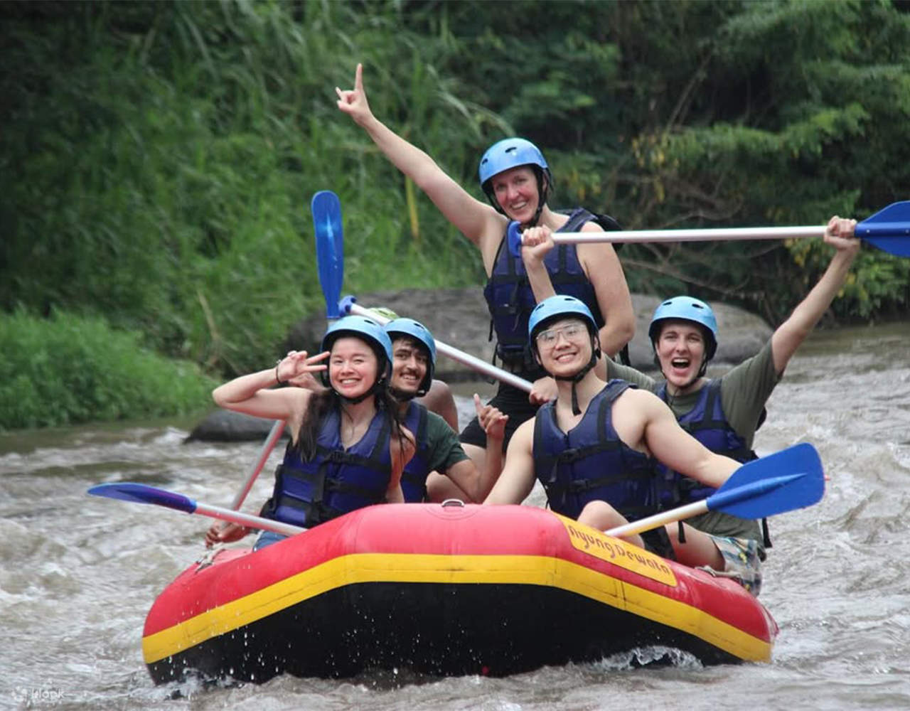 아융강에서 래프팅을 즐겨보세요.