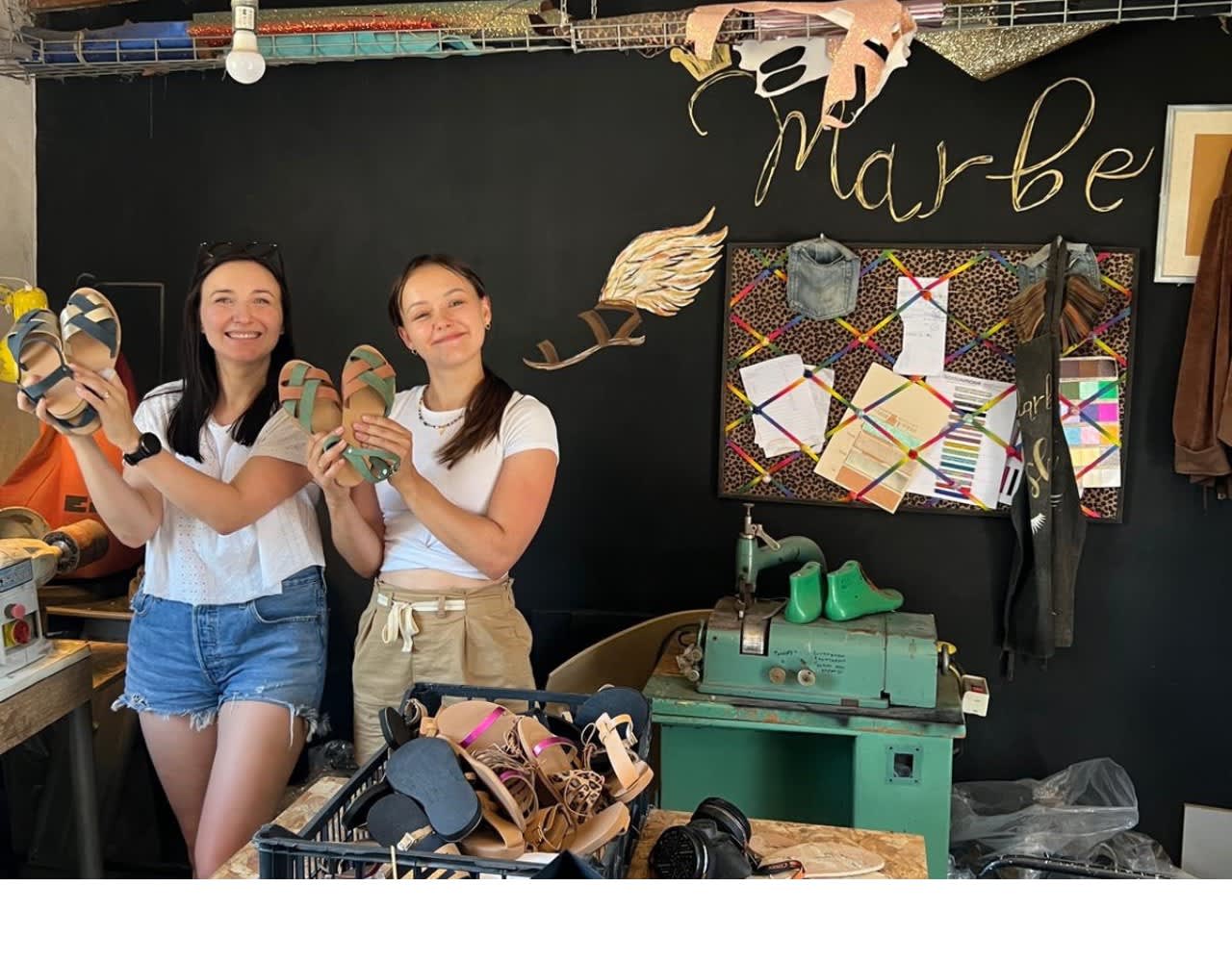 Atenas, Grecia: Taller de fabricación de sandalias de cuero hechas a mano